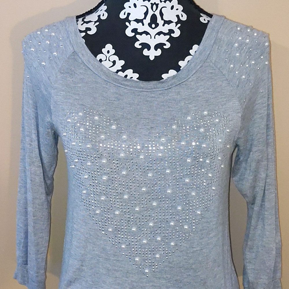 Ladies Ocasion Grey shirt w/pearl & bling heart accents Sz M